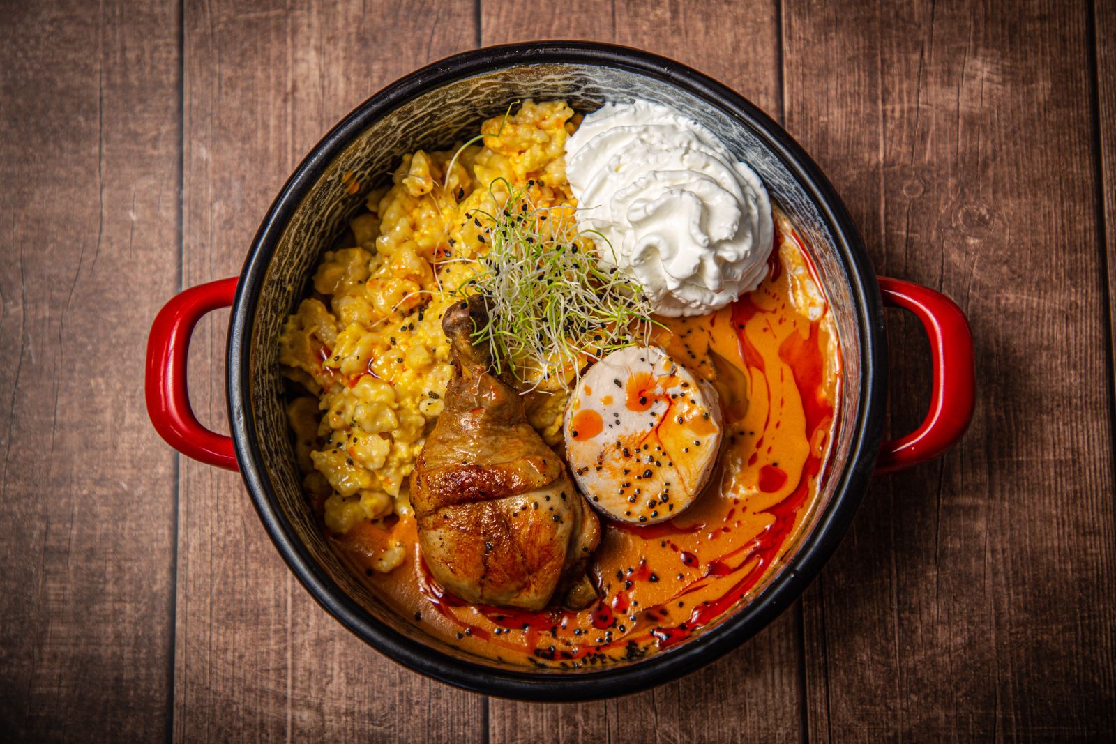 Csirkepaprikás tojásos nokedlivel és tejfölhabbal