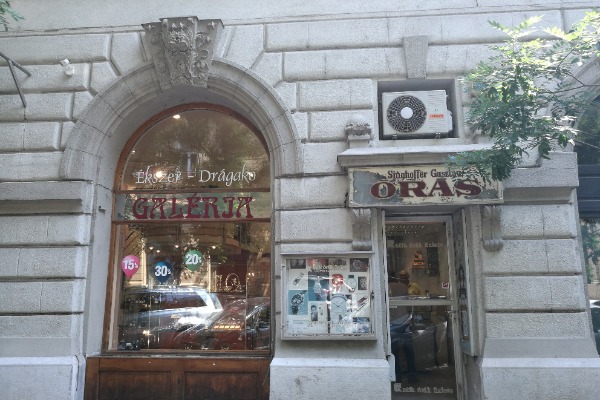 Shop of the Antique Clocks - closed during pandemic