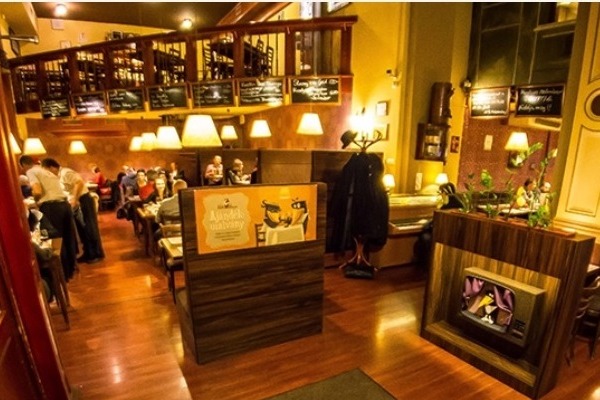 VakVarjú Restaurant